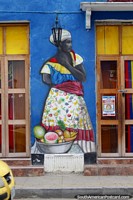 O mural de uma das senhoras de cesto de fruto de Cartagena, os ver em volta da cidade! Colômbia, América do Sul.