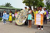 Versão maior do Crianças em uma pompa nas ruas de Leticia, o Amazônia colombiano.