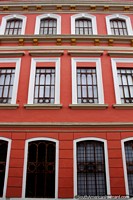 Universidade de Santo Tomas em Tunja com fachada vermelho-viva e bem tratada. Colômbia, América do Sul.