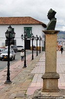 Fuera de la catedral mirando hacia la calle en Tunja. Colombia, Sudamerica.