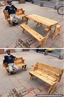 A mesa de madeira que transforma em um assento de banco, para a venda em Tunja. Colômbia, América do Sul.