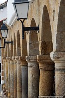 Versão maior do Colunas de pedra e arcadas em prefeito de Praça pública em Villa de Leyva.