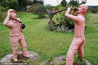 Hombres de cerámica, uno toca un cuerno, el otro tiene una radio, la Casa Terracota, Villa de Leyva. Colombia, Sudamerica.