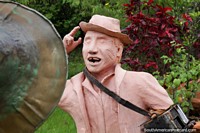 Versión más grande de Hombre de cerámica escuchando la radio en los jardines del frente de la Casa Terracota en Villa de Leyva.