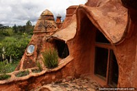 Uma casa de cerâmica na zona rural, criada por avião, água, solo e fogo em Villa de Leyva. Colômbia, América do Sul.