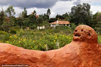 Versión más grande de Cara como una bola de boliche hecha de cerámica y vistas al campo, la Casa Terracota, Villa de Leyva.