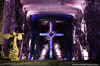O balcão tomou banho na luz purpúrea na Catedral de Sal em Zipaquira. Colômbia, América do Sul.