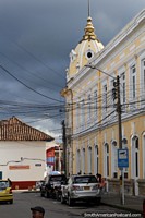 Versión más grande de Cúpula amarilla en la esquina al lado de la iglesia en la plaza de Zipaquirá.