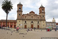 Diretor de praça pública em Zipaquira, igreja de pedra e o centro da cidade. Colômbia, América do Sul.