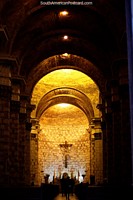 Dentro da igreja de pedra em Zipaquira, arcos e colunas, não a Catedral de Sal. Colômbia, América do Sul.