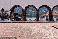 Serie de arcos alrededor de la plaza que venden chales de lana y artesanías en Guatavita. Colombia, Sudamerica.