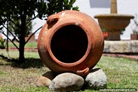 Gran vasija de cerámica de arcilla roja como obra de arte en los terrenos de la iglesia en Guatavita. Colombia, Sudamerica.