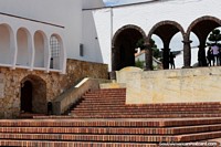 Escaleras de ladrillo rojo, arcos, muros de piedra y edificios blancos en Guatavita. Colombia, Sudamerica.
