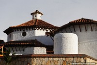 O barro cobriu com telhas a incandescência de telhados ao sol na cidade de estilo espanhola de Guatavita. Colômbia, América do Sul.