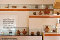 Potes cerâmicos, boliches e vasos em monitor no Museu Indïgena em Guatavita. Colômbia, América do Sul.