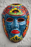 A máscara cerâmica azul do lado de fora da tourada toca em Guatavita. Colômbia, América do Sul.