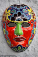 A máscara cor-de-laranja de uma série de máscaras cerâmicas do lado de fora da tourada toca em Guatavita. Colômbia, América do Sul.