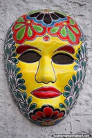 Máscara amarilla con cejas y labios rojas, trabajos de cerámica en Guatavita. Colombia, Sudamerica.