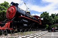 O grande trem preto e vermelho em Girardot treina o parque. Colômbia, América do Sul.