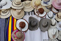 Gama de sombreros, mujeres y hombres, disponible en la Plaza de Mercado en Girardot. Colombia, Sudamerica.