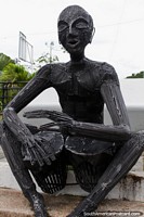 Versão maior do Este homem de ferro toca tambores de bongô no Parque da Música em Ibague, capital de música.