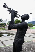 El hombre de hierro toca la trompeta hacia el cielo en el Parque de la Música en Ibagué. Colombia, Sudamerica.