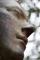 Versión más grande de Cara de una estatua femenina fuera del Museo de Arte de Tolima en Ibagué.