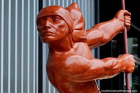 Versión más grande de Escultura de El Boga, un guerrero indígena (1963), hecha de granito pulido, esculpida por Julio Fajardo Rubio (1910-1979), Ibagué.