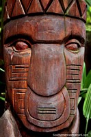 Escultura de madera tallada de un guerrero indígena en exhibición en el Zoológico de Cali. Colombia, Sudamerica.