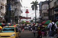 Calle de la ciudad en Buenaventura mirando hacia el paseo marítimo y el faro. Colombia, Sudamerica.