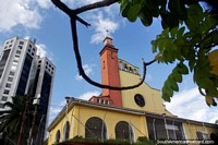 Catedral amarela em Buenaventura com relógio vermelho e torre de sino, estabelecida em 1952. Colômbia, América do Sul.