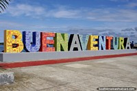 Versão maior do Seja bem-vindo a Buenaventura, o enorme sinal colorido no parque de praia com enormes cartas.