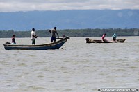 Pescadores vistos en el viaje en bote de 1 hora desde Buenaventura a la playa de Juanchaco. Colombia, Sudamerica.