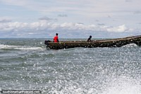 Barcos que zumbaban arriba y abajo de la costa de Buenaventura, agua pulverizada. Colombia, Sudamerica.