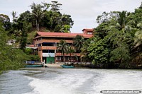 Apressando-se longe de hotel Maguipi, um lugar de recreação do mar e ecotourism em Buenaventura. Colômbia, América do Sul.