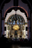 Dentro de la famosa catedral de Buga por la noche con una hermosa iluminación - Basilica del Señor de los Milagros. Colombia, Sudamerica.
