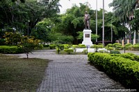 El Parque Simón Bolívar alias Paso de las Almas: las siluetas de las mujeres que recogen agua las hicieron parecer almas perdidas, Buga. Colombia, Sudamerica.