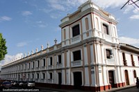 Edificio largo simétrico en Buga, una ciudad con una interesante historia religiosa. Colombia, Sudamerica.