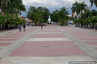 Plazoleta Lourdes, la gran plaza donde los fieles se reúnen fuera de la catedral en Buga. Colombia, Sudamerica.