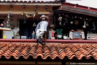 Restaurante El Arriero Paisa en Buga con muchas antigüedades en exhibición desde el patio - tv, radio y hombre. Colombia, Sudamerica.