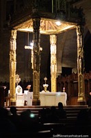 Pieza central dorada dentro de la catedral de Manizales - Basílica Catedral de Nuestra Señora del Rosario. Colombia, Sudamerica.