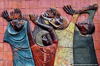 ¿Ascenso de los esclavos? 5 personas vestidas de colores suben las paredes en la Plaza Bolívar, Manizales. Colombia, Sudamerica.