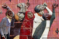 Gran obra de arte y cultura con 5 figuras, manos altas, Plaza Bolívar en Manizales. Colombia, Sudamerica.