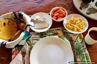 Desayuno en Tinamu, huevos revueltos, arepa, panecillos, queso, mantequilla, mango, chocolate caliente, Manizales. Colombia, Sudamerica.
