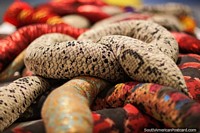 Serpientes hechas de material, una obra de arte expuesta en el Museo de Antioquia, Medellín. Colombia, Sudamerica.