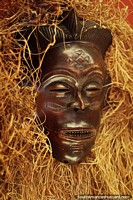 Máscara de Ibibio da Nigéria em monitor no Museu de Antioquia em Medellïn. Colômbia, América do Sul.