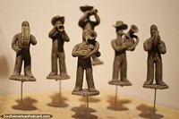 Banda que toca instrumentos, uma obra de arte em miniatura esculpiu de rochas, Museu de Antioquia, Medellïn. Colômbia, América do Sul.