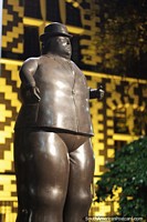 Homem em um chapéu superior, 1989, Praça Botero em Medellïn a noite, uma grande atração para ver trabalhos de bronze. Colômbia, América do Sul.