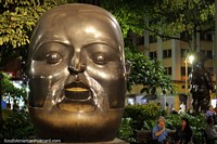Uma das maiores esculturas de bronze em Praça Botero em Medellïn é a Cabeça. Colômbia, América do Sul.