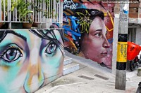 As caras de arte de rua fazem ruas ordinárias cobrar a vida em Comuna 13, Medellïn. Colômbia, América do Sul.